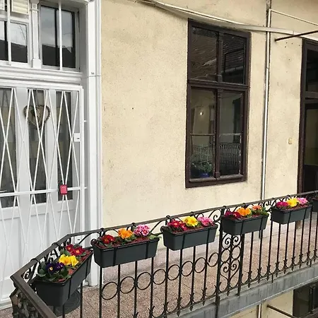 Perfect Location,newly Decorated Modern, Large Place 60 M2, Really Quiet So Have A Good Night Sleep, Ac, Netflix, Smart Tv, High-speed Internet, World Famous New York Cafe Only 10 Minutes Walk Apartamento *
