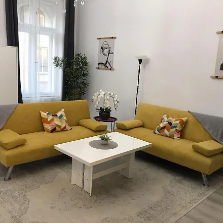 Apartamento Delightful In The , We Would To Welcome To Our Large, Modern, And Quiet With Ac And High Speed Internet,walking Distance To The World-famous New York Cafe Budapest