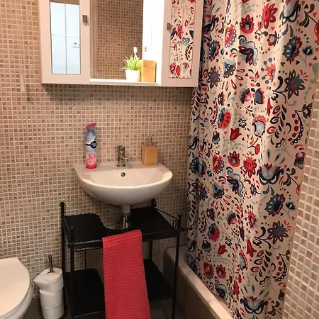 Perfect Location,newly Decorated Modern, Large Place 60 M2, Really Quiet So Have A Good Night Sleep, Ac, Netflix, Smart Tv, High-speed Internet, World Famous New York Cafe Only 10 Minutes Walk