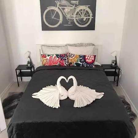 Delightful Apartment In The The City ,We Would Love To Welcome You To Our Large, Modern, And Quiet Apartment With Ac And High Speed , And Stable Internet,Walking Distance To The World Famous New York Cafe Apartman