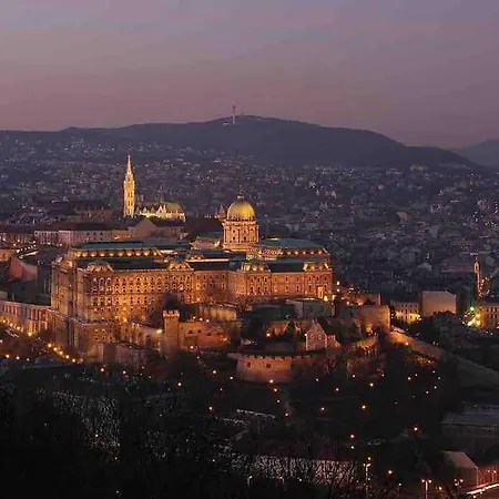 Perfect Location,newly Decorated Modern, Large Place 60 M2, Really Quiet So Have A Good Night Sleep, Ac, Netflix, Smart Tv, High-speed Internet, World Famous New York Cafe Only 10 Minutes Walk * Budapeşte