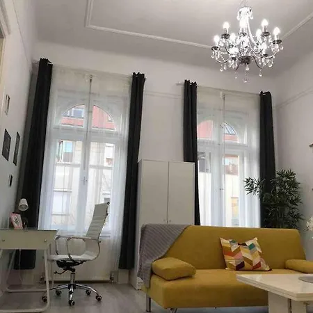 Daire Perfect Location,newly Decorated Modern, Large Place 60 M2, Really Quiet So Have A Good Night Sleep, Ac, Netflix, Smart Tv, High-speed Internet, World Famous New York Cafe Only 10 Minutes Walk Budapeşte