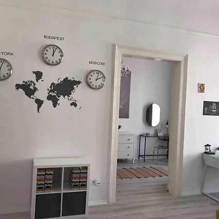 Perfect Location,newly Decorated Modern, Large Place 60 M2, Really Quiet So Have A Good Night Sleep, Ac, Netflix, Smart Tv, High-speed Internet, World Famous New York Cafe Only 10 Minutes Walk Budapeşte