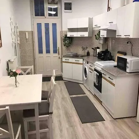 Perfect Location,newly Decorated Modern, Large Place 60 M2, Really Quiet So Have A Good Night Sleep, Ac, Netflix, Smart Tv, High-speed Internet, World Famous New York Cafe Only 10 Minutes Walk 公寓 布达佩斯