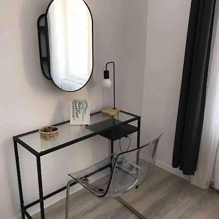 Perfect Location,newly Decorated Modern, Large Place 60 M2, Really Quiet So Have A Good Night Sleep, Ac, Netflix, Smart Tv, High-speed Internet, World Famous New York Cafe Only 10 Minutes Walk Budapeşte