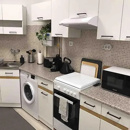 Daire Perfect Location,newly Decorated Modern, Large Place 60 M2, Really Quiet So Have A Good Night Sleep, Ac, Netflix, Smart Tv, High-speed Internet, World Famous New York Cafe Only 10 Minutes Walk Budapeşte