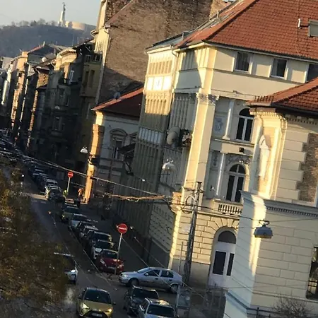 Delightful Apartment In The The City ,We Would Love To Welcome You To Our Large, Modern, And Quiet Apartment With Ac And High Speed , And Stable Internet,Walking Distance To The World Famous New York Cafe Apartman Budapest