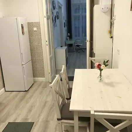 Daire Perfect Location,newly Decorated Modern, Large Place 60 M2, Really Quiet So Have A Good Night Sleep, Ac, Netflix, Smart Tv, High-speed Internet, World Famous New York Cafe Only 10 Minutes Walk