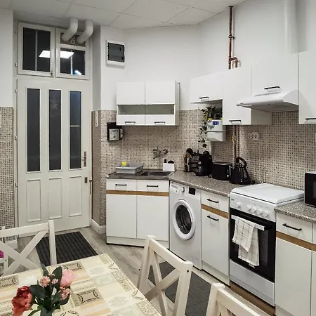 Perfect Location,newly Decorated Modern, Large Place 60 M2, Really Quiet So Have A Good Night Sleep, Ac, Netflix, Smart Tv, High-speed Internet, World Famous New York Cafe Only 10 Minutes Walk Daire