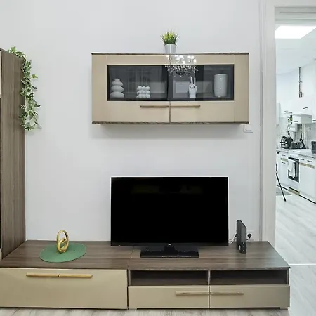 Delightful In The , We Would To Welcome To Our Large, Modern, And Quiet With Ac And High Speed Internet,walking Distance To The World Famous New York Cafe *