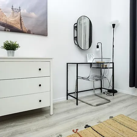 Apartman Delightful Apartment In The The City ,We Would Love To Welcome You To Our Large, Modern, And Quiet Apartment With Ac And High Speed , And Stable Internet,Walking Distance To The World Famous New York Cafe