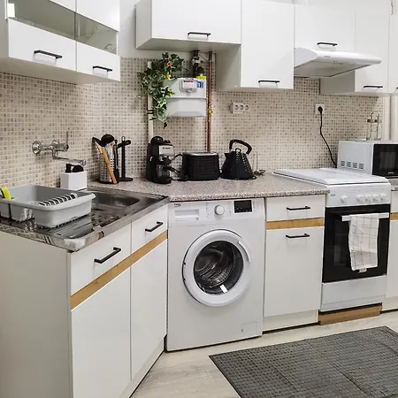Perfect Location,newly Decorated Modern, Large Place 60 M2, Really Quiet So Have A Good Night Sleep, Ac, Netflix, Smart Tv, High-speed Internet, World Famous New York Cafe Only 10 Minutes Walk Daire *