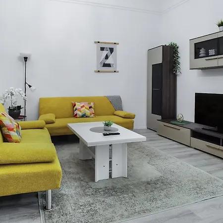 Daire Perfect Location,newly Decorated Modern, Large Place 60 M2, Really Quiet So Have A Good Night Sleep, Ac, Netflix, Smart Tv, High-speed Internet, World Famous New York Cafe Only 10 Minutes Walk *