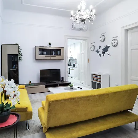 Delightful Apartment In The The City ,We Would Love To Welcome You To Our Large, Modern, And Quiet Apartment With Ac And High Speed , And Stable Internet,Walking Distance To The World Famous New York Cafe *