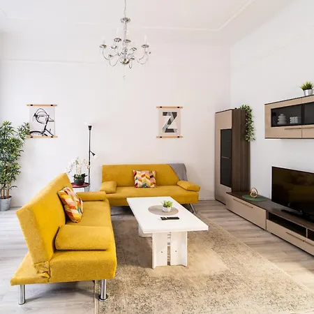 Perfect Location,newly Decorated Modern, Large Place 60 M2, Really Quiet So Have A Good Night Sleep, Ac, Netflix, Smart Tv, High-speed Internet, World Famous New York Cafe Only 10 Minutes Walk 布达佩斯