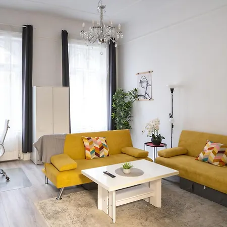 A Delightful Apartment In The The City ,We Would Love To Welcome You To Our Large, Modern, And Quiet Apartment With Ac And High Speed , And Stable Internet,Walking Distance To The World Famous New York Cafe * Budapest