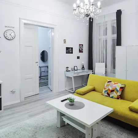 Delightful Apartment In The The City ,We Would Love To Welcome You To Our Large, Modern, And Quiet Apartment With Ac And High Speed , And Stable Internet,Walking Distance To The World Famous New York Cafe Apartman *