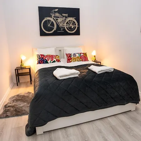 Perfect Location,newly Decorated Modern, Large Place 60 M2, Really Quiet So Have A Good Night Sleep, Ac, Netflix, Smart Tv, High-speed Internet, World Famous New York Cafe Only 10 Minutes Walk Daire Budapeşte