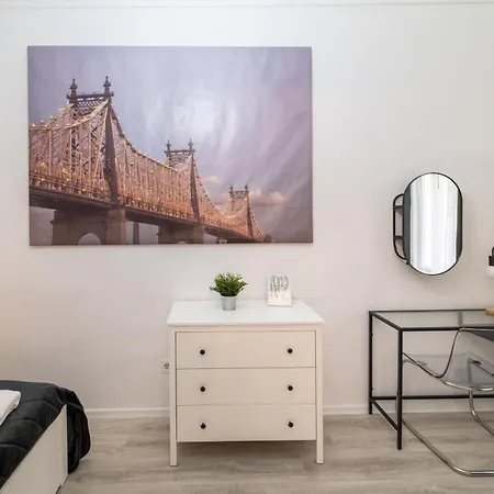 Perfect Location,newly Decorated Modern, Large Place 60 M2, Really Quiet So Have A Good Night Sleep, Ac, Netflix, Smart Tv, High-speed Internet, World Famous New York Cafe Only 10 Minutes Walk * 布达佩斯