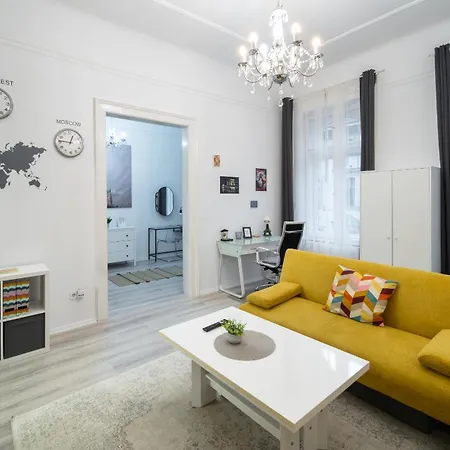 A Delightful Apartment In The The City ,We Would Love To Welcome You To Our Large, Modern, And Quiet Apartment With Ac And High Speed , And Stable Internet,Walking Distance To The World Famous New York Cafe
