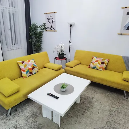 Perfect Location,newly Decorated Modern, Large Place 60 M2, Really Quiet So Have A Good Night Sleep, Ac, Netflix, Smart Tv, High-speed Internet, World Famous New York Cafe Only 10 Minutes Walk Lägenhet *