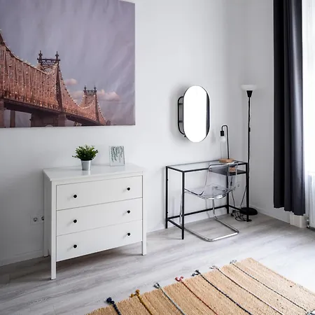 Delightful In The , We Would To Welcome To Our Large, Modern, And Quiet With Ac And High Speed Internet,walking Distance To The World Famous New York Cafe