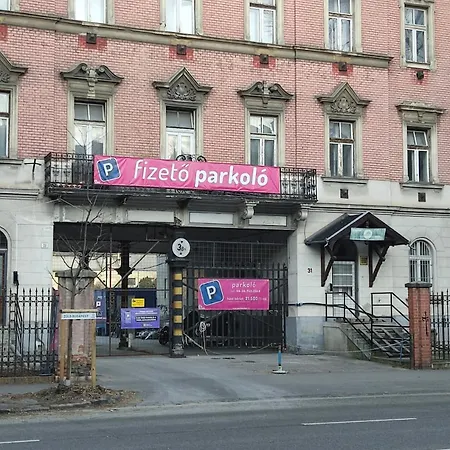 Delightful Apartment In The The City ,We Would Love To Welcome You To Our Large, Modern, And Quiet Apartment With Ac And High Speed , And Stable Internet,Walking Distance To The World Famous New York Cafe Apartman *