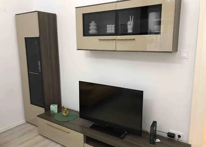 Delightful In The , We Would To Welcome To Our Large, Modern, And Quiet With Ac And High Speed Internet,walking Distance To The World-famous New York Cafe *