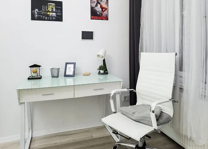 Delightful In The , We Would To Welcome To Our Large, Modern, And Quiet With Ac And High Speed Internet,walking Distance To The World-famous New York Cafe *