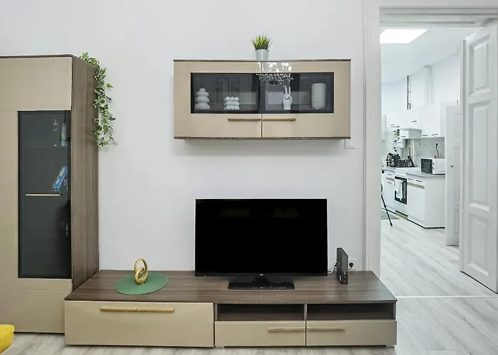 Delightful In The , We Would To Welcome To Our Large, Modern, And Quiet With Ac And High Speed Internet,walking Distance To The World-famous New York Cafe *