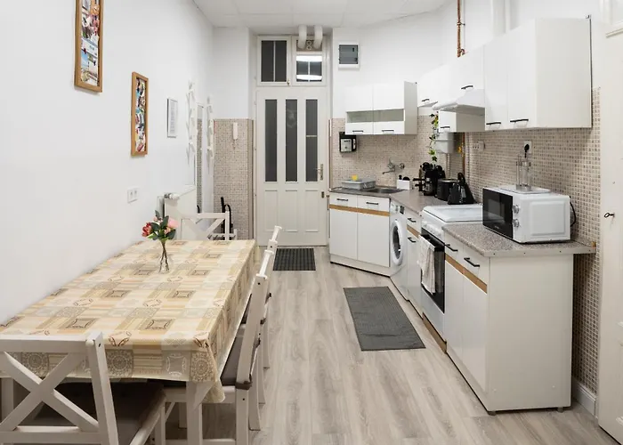 Delightful In The , We Would To Welcome To Our Large, Modern, And Quiet With Ac And High Speed Internet,walking Distance To The World-famous New York Cafe