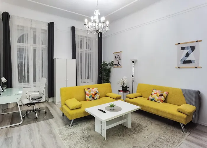 Delightful In The , We Would To Welcome To Our Large, Modern, And Quiet With Ac And High Speed Internet,walking Distance To The World-famous New York Cafe *