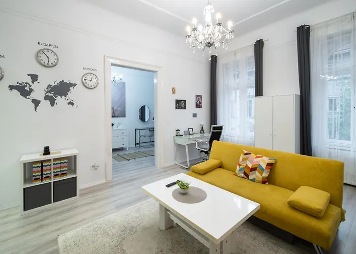 Delightful In The , We Would To Welcome To Our Large, Modern, And Quiet With Ac And High Speed Internet,walking Distance To The World-famous New York Cafe