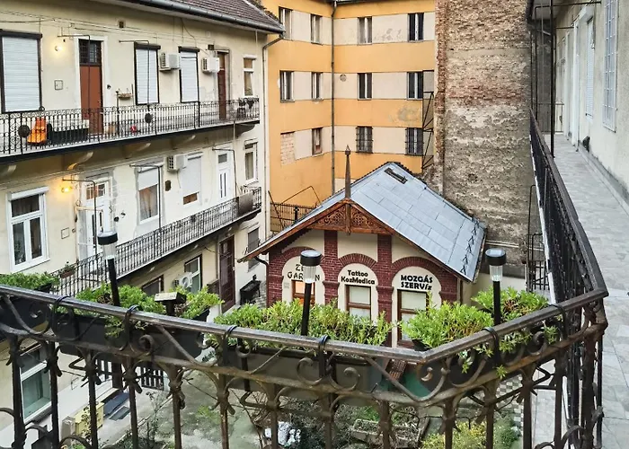 Delightful In The , We Would To Welcome To Our Large, Modern, And Quiet With Ac And High Speed Internet,walking Distance To The World-famous New York Cafe *