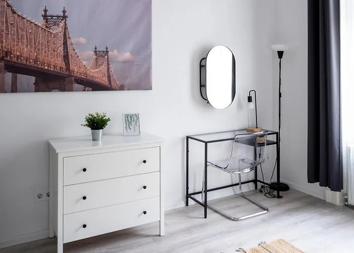 Delightful In The , We Would To Welcome To Our Large, Modern, And Quiet With Ac And High Speed Internet,walking Distance To The World-famous New York Cafe