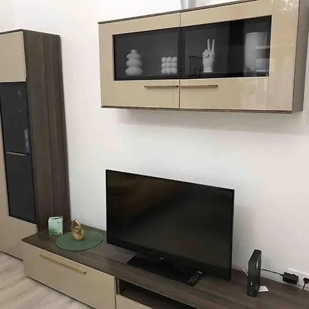 Delightful In The , We Would To Welcome To Our Large, Modern, And Quiet With Ac And High Speed Internet,walking Distance To The World-famous New York Cafe *