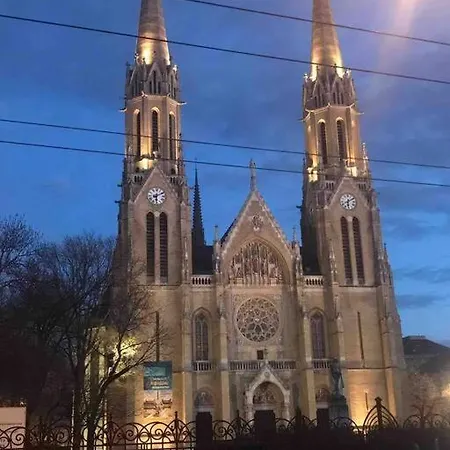 Perfect Location,newly Decorated Modern, Large Place 60 M2, Really Quiet So Have A Good Night Sleep, Ac, Netflix, Smart Tv, High-speed Internet, World Famous New York Cafe Only 10 Minutes Walk Lejlighed Budapest
