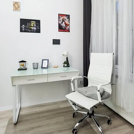Perfect Location,newly Decorated Modern, Large Place 60 M2, Really Quiet So Have A Good Night Sleep, Ac, Netflix, Smart Tv, High-speed Internet, World Famous New York Cafe Only 10 Minutes Walk *