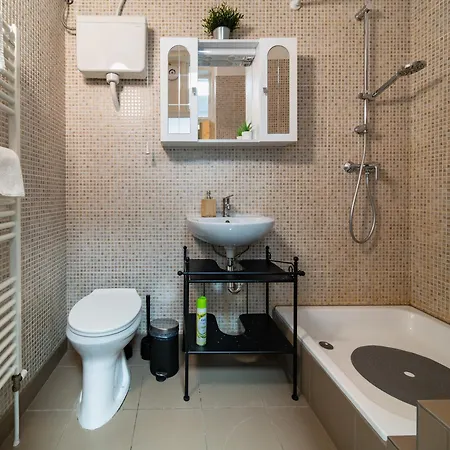 Perfect Location,newly Decorated Modern, Large Place 60 M2, Really Quiet So Have A Good Night Sleep, Ac, Netflix, Smart Tv, High-speed Internet, World Famous New York Cafe Only 10 Minutes Walk Lejlighed Budapest