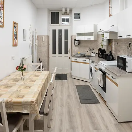 Delightful In The , We Would To Welcome To Our Large, Modern, And Quiet With Ac And High Speed Internet,walking Distance To The World-famous New York Cafe
