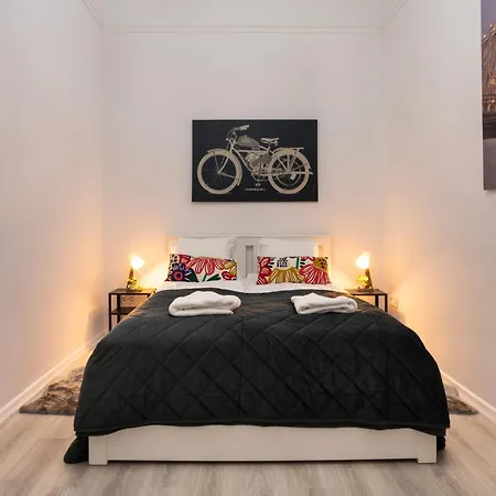 Delightful In The , We Would To Welcome To Our Large, Modern, And Quiet With Ac And High Speed Internet,walking Distance To The World-famous New York Cafe Apartament