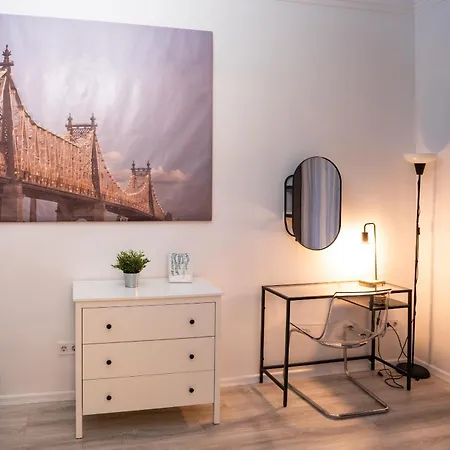 Lejlighed Perfect Location,newly Decorated Modern, Large Place 60 M2, Really Quiet So Have A Good Night Sleep, Ac, Netflix, Smart Tv, High-speed Internet, World Famous New York Cafe Only 10 Minutes Walk *