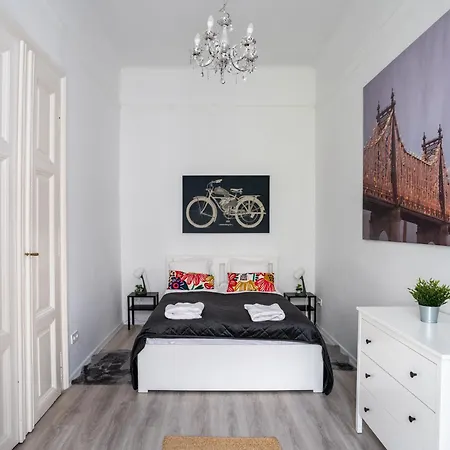 Delightful In The , We Would To Welcome To Our Large, Modern, And Quiet With Ac And High Speed Internet,walking Distance To The World-famous New York Cafe * 布达佩斯