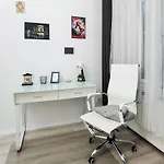 Delightful In The , We Would To Welcome To Our Large, Modern, And Quiet With Ac And High Speed Internet,walking Distance To The World-famous New York Cafe *
