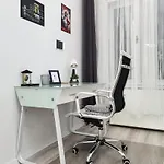 Appartement Delightful In The , We Would To Welcome To Our Large, Modern, And Quiet With Ac And High Speed Internet,walking Distance To The World-famous New York Cafe *