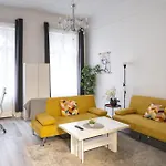 Delightful In The , We Would To Welcome To Our Large, Modern, And Quiet With Ac And High Speed Internet,walking Distance To The World-famous New York Cafe * Budapest