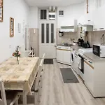 Delightful In The , We Would To Welcome To Our Large, Modern, And Quiet With Ac And High Speed Internet,walking Distance To The World-famous New York Cafe