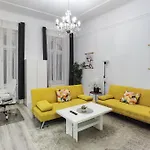 Delightful In The , We Would To Welcome To Our Large, Modern, And Quiet With Ac And High Speed Internet,walking Distance To The World-famous New York Cafe *
