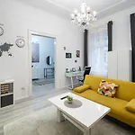 Delightful In The , We Would To Welcome To Our Large, Modern, And Quiet With Ac And High Speed Internet,walking Distance To The World-famous New York Cafe