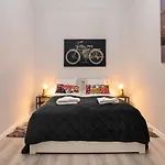Delightful In The , We Would To Welcome To Our Large, Modern, And Quiet With Ac And High Speed Internet,walking Distance To The World-famous New York Cafe Appartement